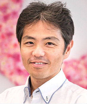 安達 徹也 氏