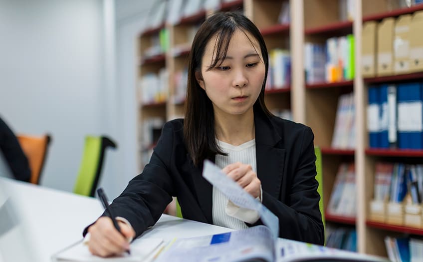 毎朝、経済紙に目を通し、ビジネス書に目を光らせる。