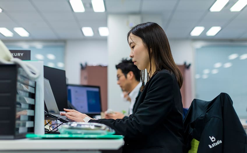 毎朝、経済紙に目を通し、ビジネス書に目を光らせる。