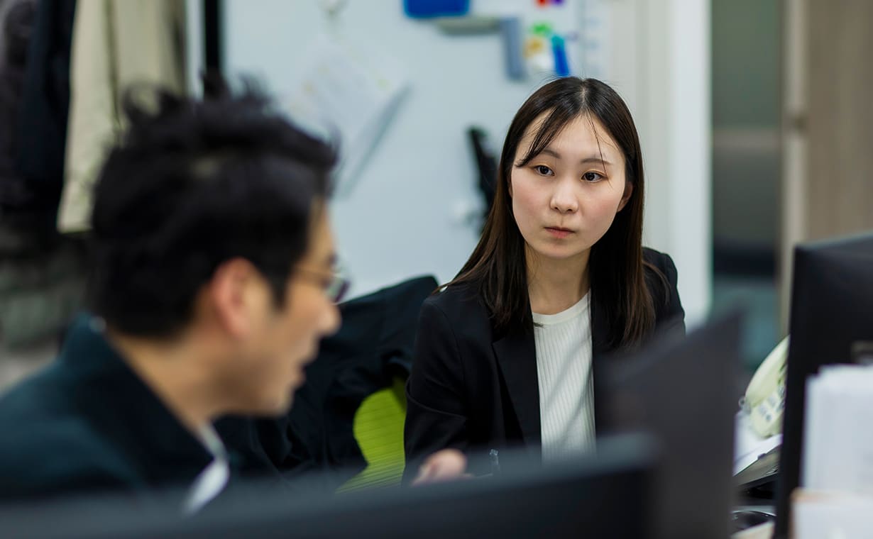 企画のヒントをあらゆる情報から探すために、日々の勉強が欠かせない。
