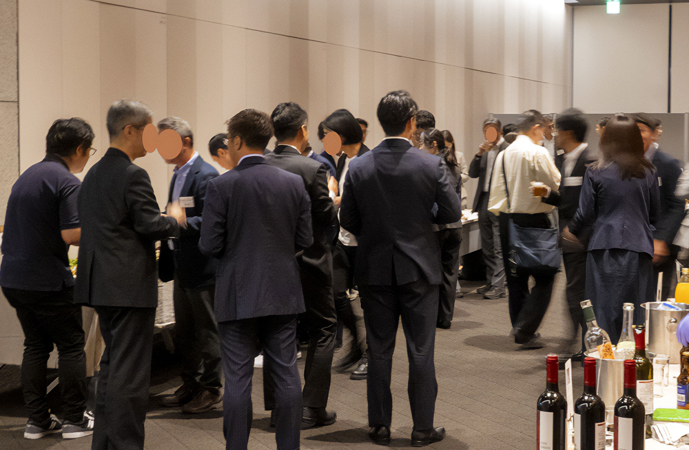 「懇親会の様子」の様子